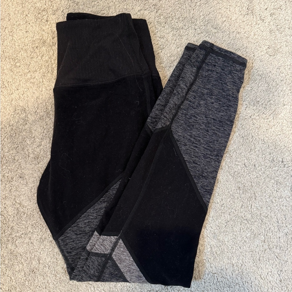 Alo Yoga - XS - Black & Gray leggings - EUC